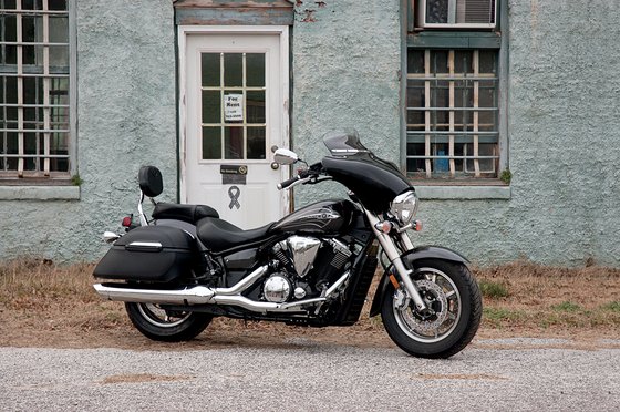 VT 750 C2B SHADOW (2010 - 2022) slim polished windshield trim for batwing fairing | MEMPHIS SHADES HD