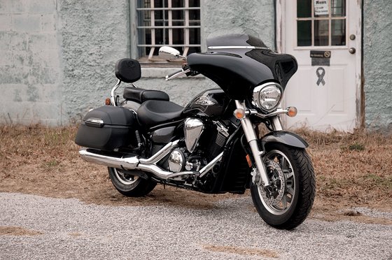 VT 600 CD SHADOW (1993 - 2007) slim polished windshield trim for batwing fairing | MEMPHIS SHADES HD